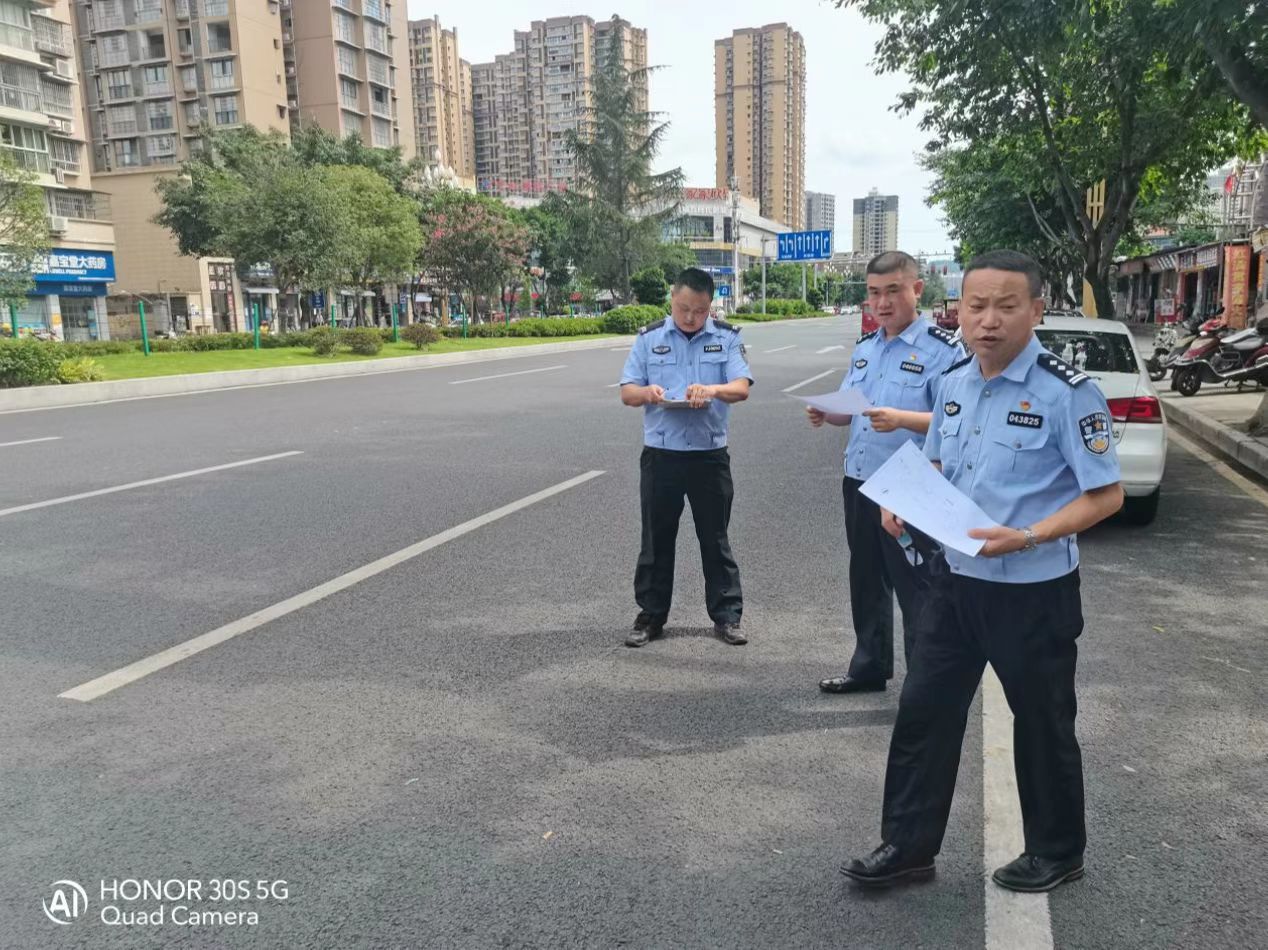 南充市公安局交警支队设施大队实地勘察拟施划停车位路段情况